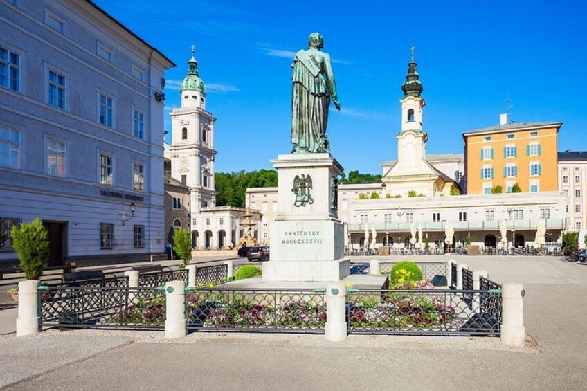En statue i et torv med bygninger i baggrunden. 2