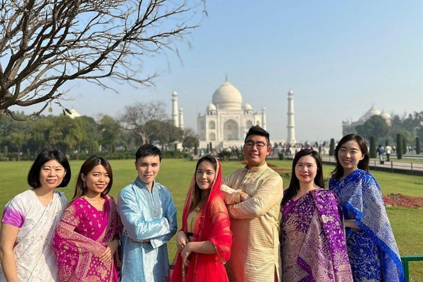 Un grupo de personas frente al Taj Mahal. 1