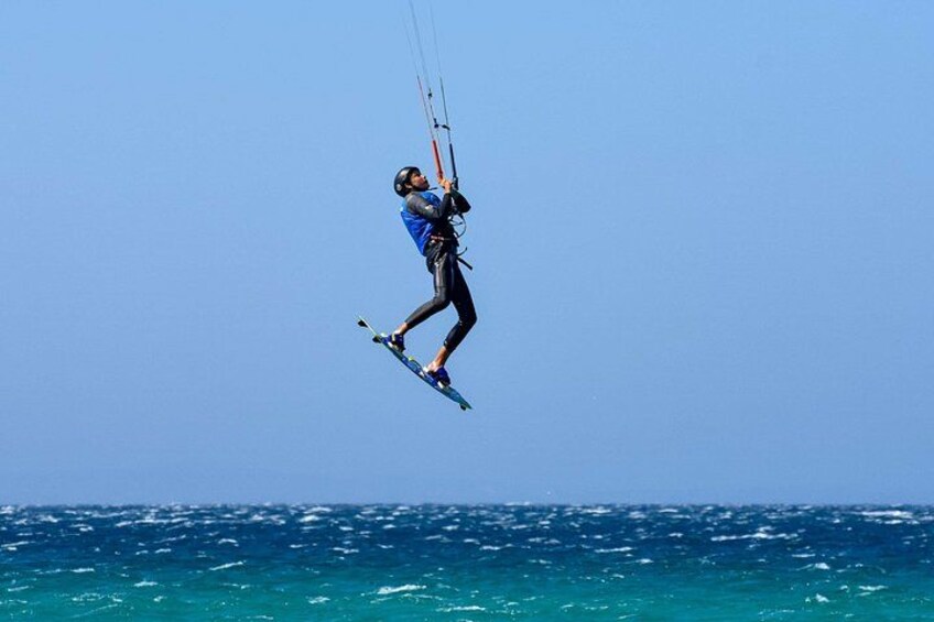 Une personne pratiquant le kitesurf au-dessus de l’océan. 4