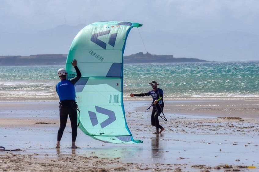 Deux personnes sur une plage, avec un grand cerf-volant. 2