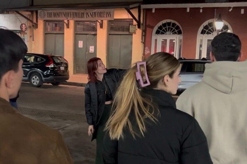 Un gruppo di persone in piedi di fronte a una gioielleria con un cartello che recita 'The Most Unique Jewelry in New Orleans'. 3