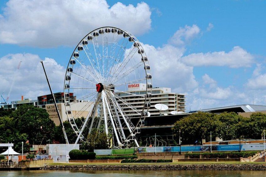 Une grande roue sur laquelle on peut lire l’inscription « RYOGES » en arrière-plan. 4