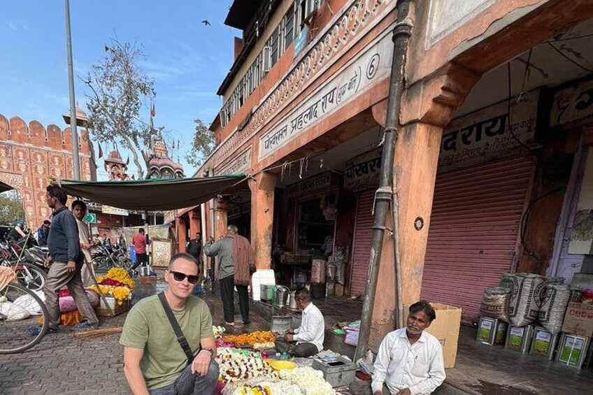 Un marché de rue animé, où l’on trouve des gens et toutes sortes de produits. 5