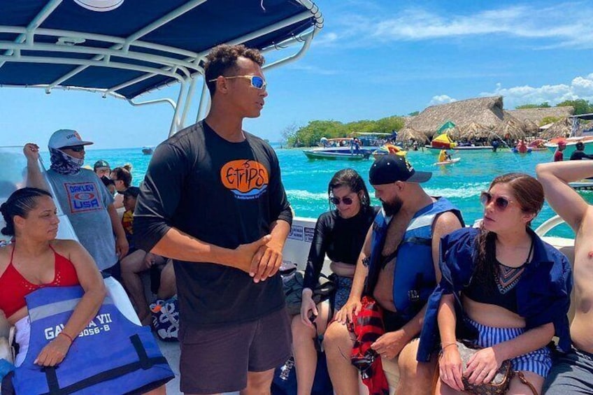 Un grupo de personas en un bote bajo un cielo azul despejado y con aguas tranquilas. 3