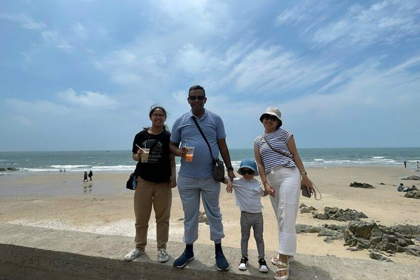 Eine vierköpfige Familie am Strand, im Hintergrund das Meer. 5