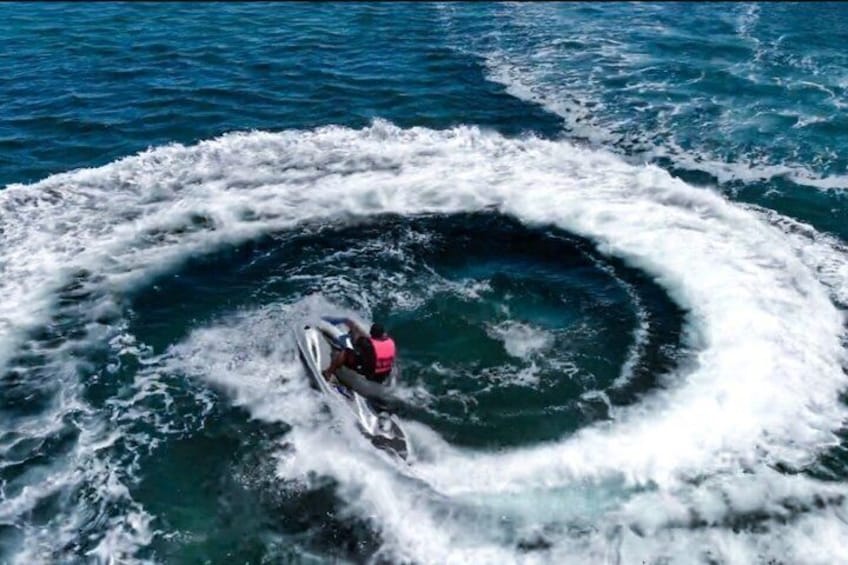 En person på jetski i en cirkulær kølvand. 2