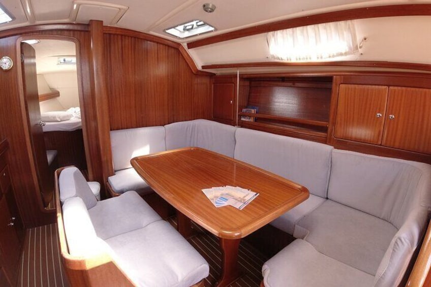 Een gezellig interieur met een houten tafel, comfortabele zitting en een klein raam. 1