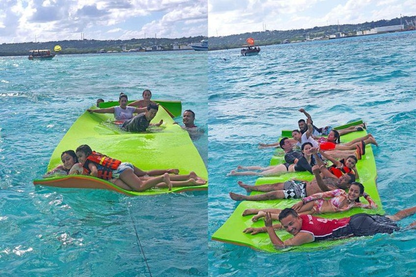 Des personnes sur des radeaux gonflables verts, flottant sur l’eau. 4
