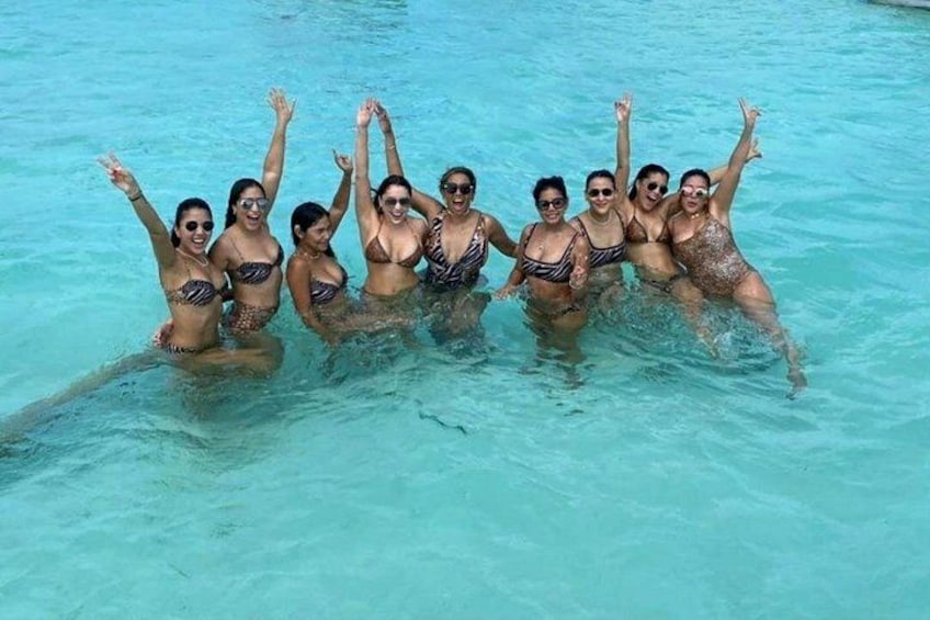Un groupe de personnes dans une piscine. 3