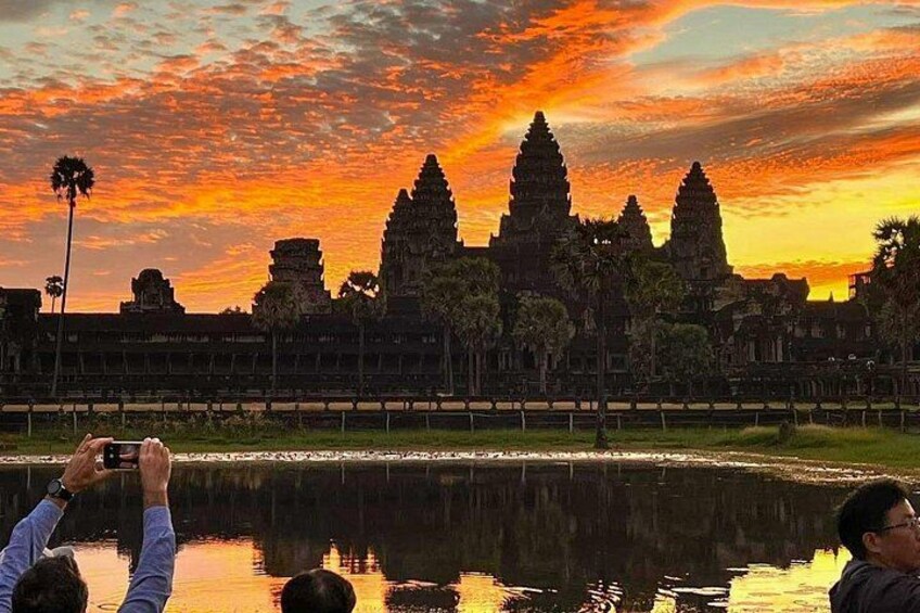 Sonnenuntergang in Angkor Wat, Spiegelungen im Wasser. 1