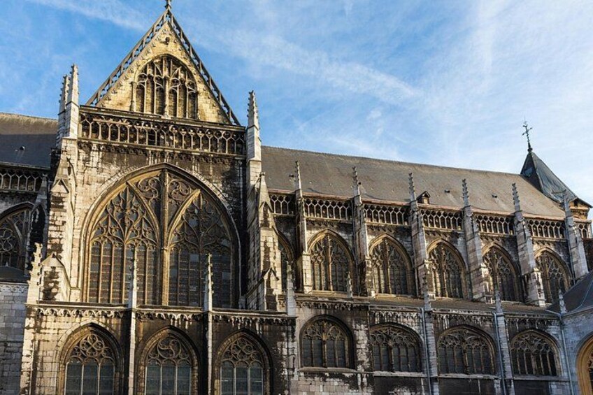 En gotisk katedral med spetsbågiga valv, stora fönster med målat glas och detaljerat stenhuggarskicke. 2