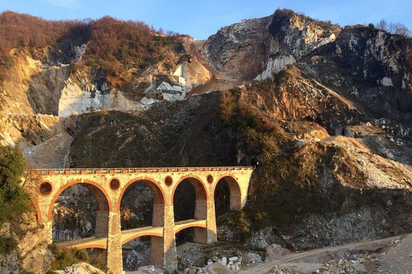 Un puente de piedra con arcos sobre un desfiladero rocoso. 2