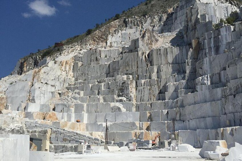 The magnitude of the Carrara quarries 3