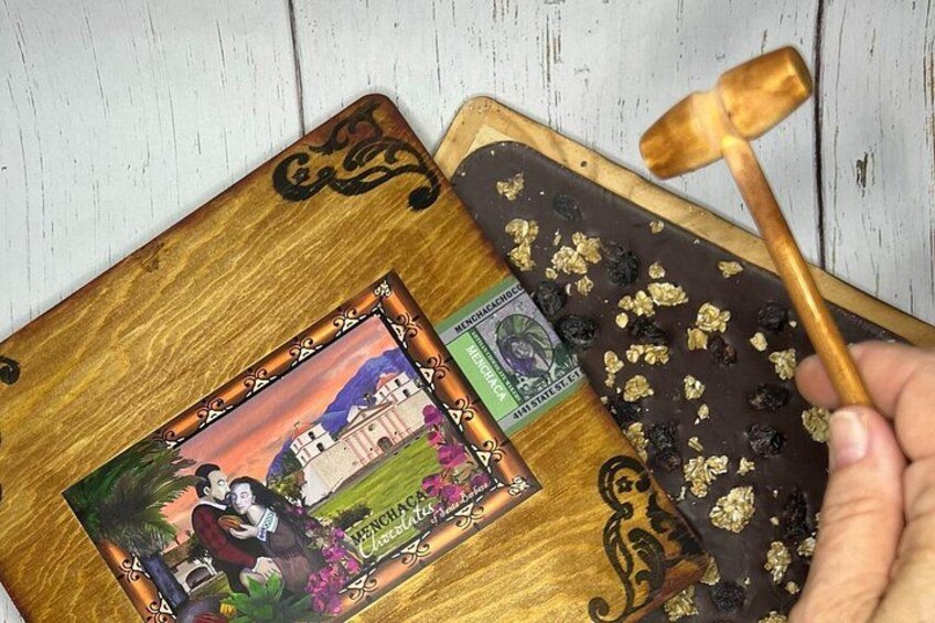 Ein Holzbrett mit einer farbenfrohen Illustration, einer Münze und einem Hammer. 4