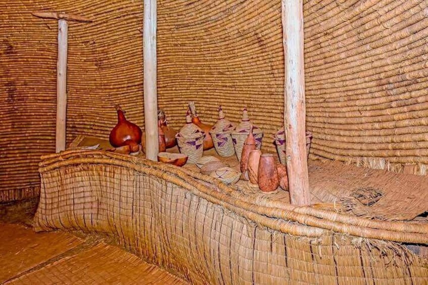 Een traditionele geweven constructie met keramiek en houten voorwerpen. 2