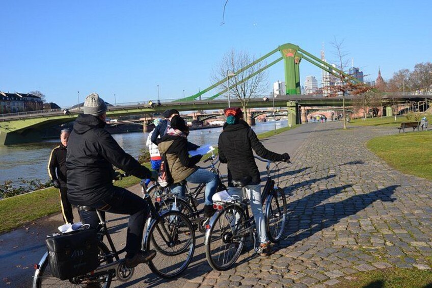 Bike tour Frankfurt: city tour by bike to Skyline, Goethe, and apple wine 2
