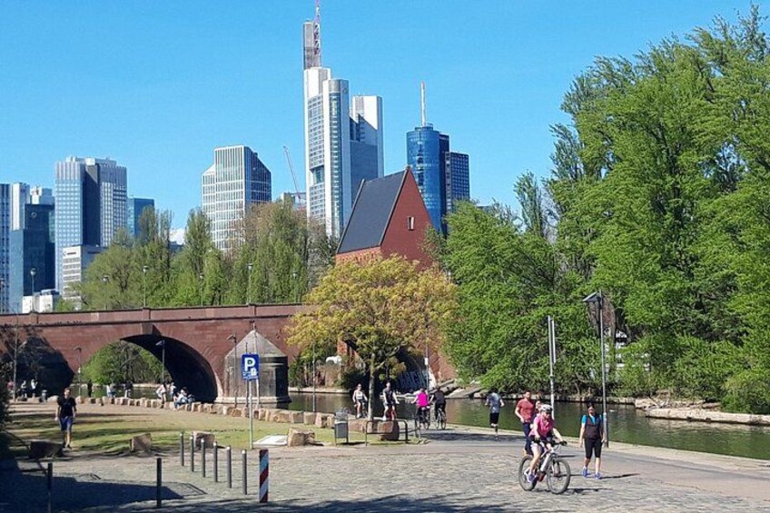 Bike tour Frankfurt: city tour by bike to Skyline, Goethe, and apple wine 2