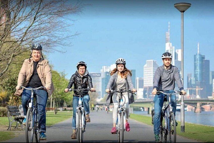 Bike tour Frankfurt: city tour by bike to Skyline, Goethe, and apple wine 2
