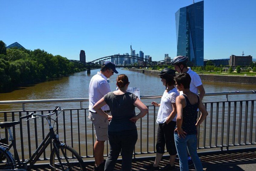 Bike tour Frankfurt: city tour by bike to Skyline, Goethe, and apple wine 3