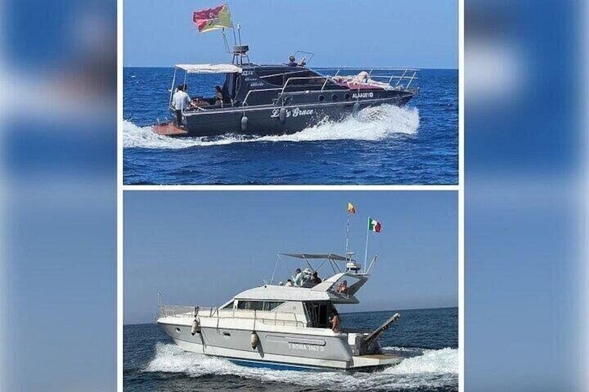 En sort speedbåd med et rødt og gult flag, en hvid speedbåd med et rødt flag, og en hvid båd med et rødt og gult flag. 1