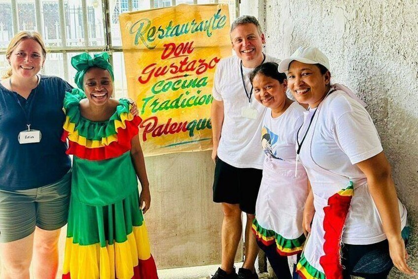 Un grupo de personas frente a un letrero que dice 'Restaurante Don Justao Cocina Tradicion Palenque'. 1