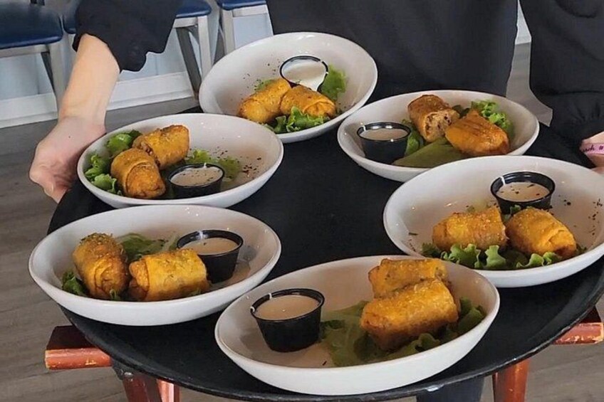 Une table avec des plats de nourriture frite et des sauces pour tremper. 2