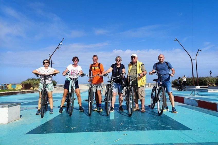 A private stroll cycling around Cádiz + bike rental 3
