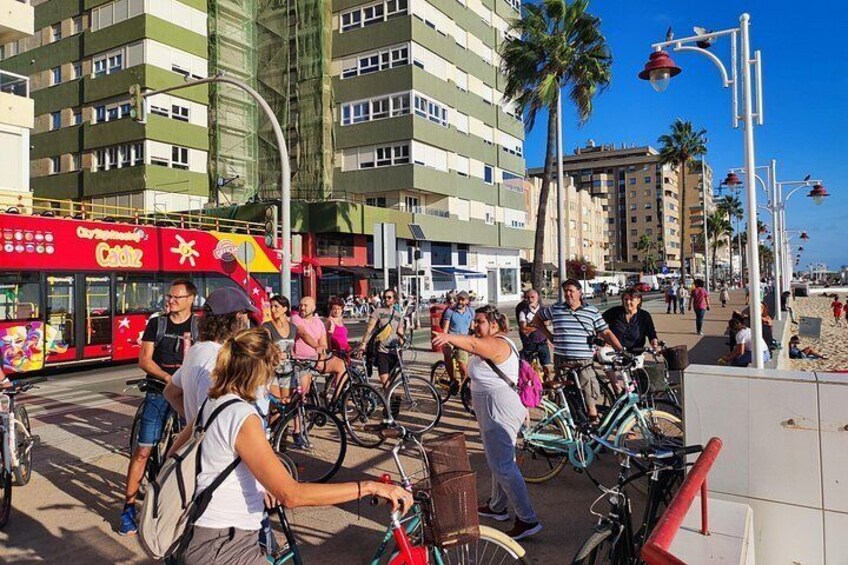 A private stroll cycling around Cádiz + bike rental 4