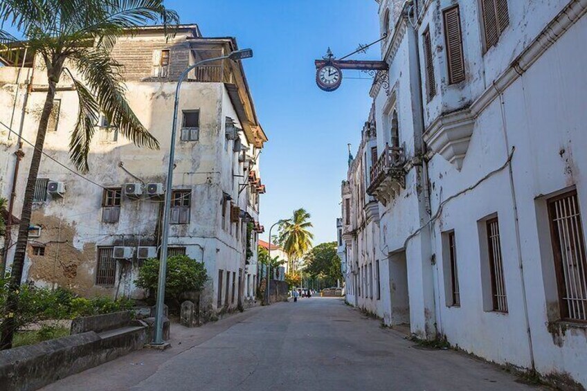 Explore the Stone town on Zanzibar 