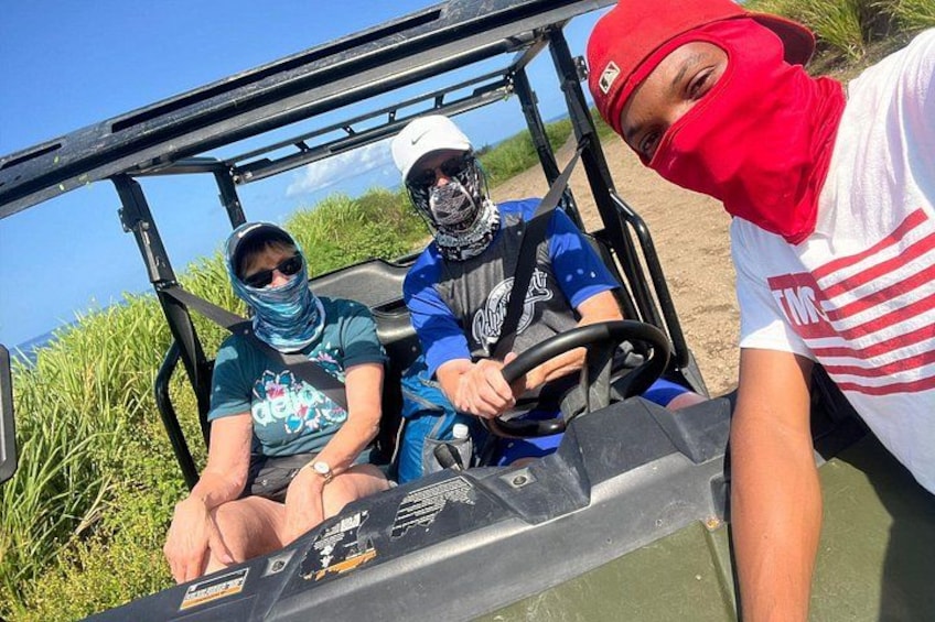 Un golf cart con due persone a bordo, uno alla guida e l'altro come passeggero. 4