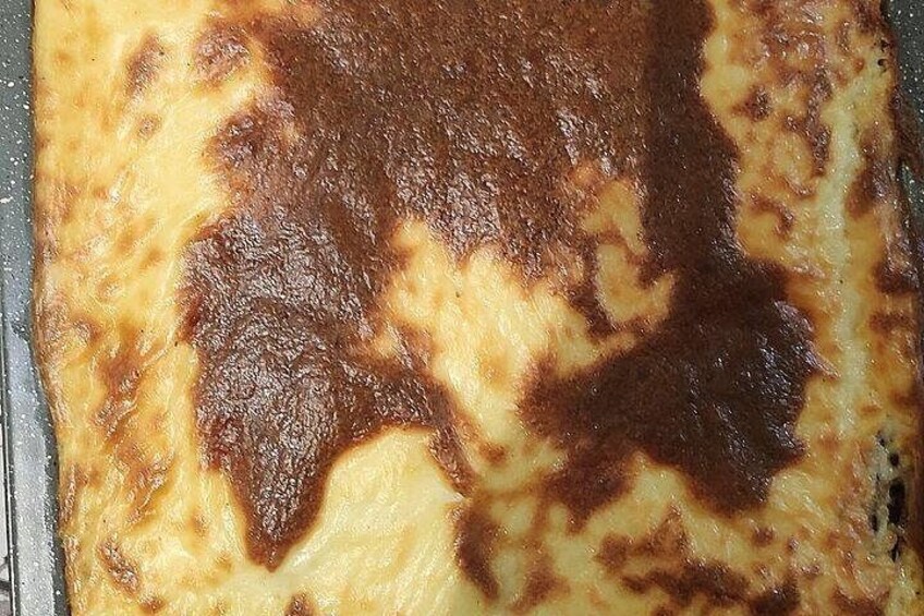 Un piatto al forno con una crosta dorata. 2