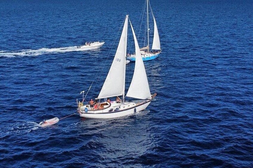 Un velero con varias velas en un océano azul. 4