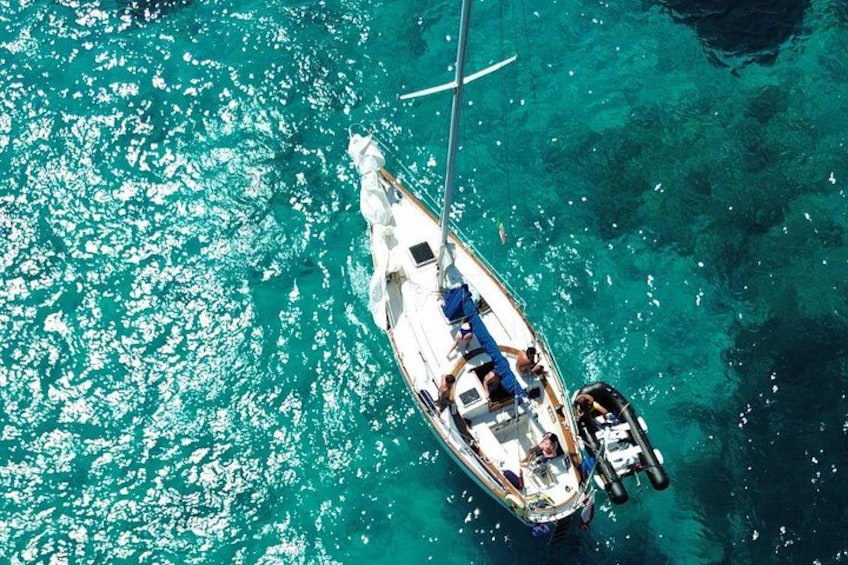 Un velero anclado en aguas turquesas cristalinas. 1