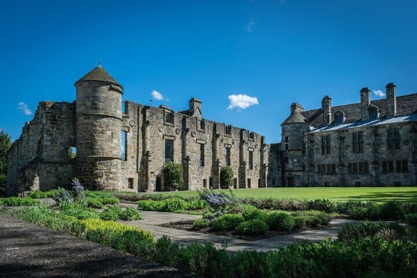 Private Mary Queen of Scots Day Tour in Luxury MPV from Edinburgh 