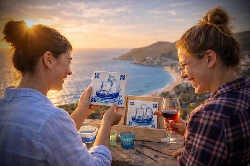 Dos personas sentadas a una mesa con vista al mar y colinas al fondo. 1