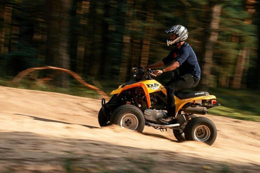 Une personne conduisant un quad sur un chemin de terre. 1
