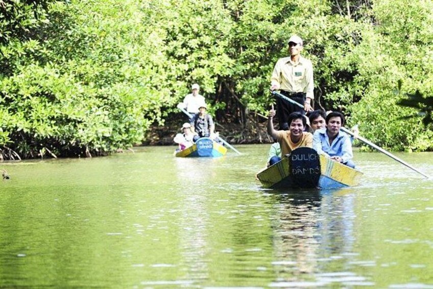 Personas en un bote en un río rodeado de vegetación densa. 3