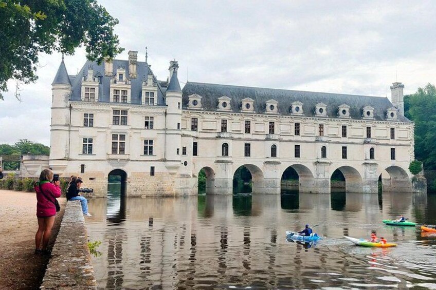 Un edificio histórico con ventanas de arco y un foso. 2