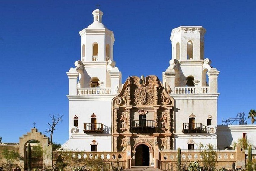 Eine weiße Kirche im Kolonialstil mit zwei Glockentürmen und einem verzierten Eingang. 3