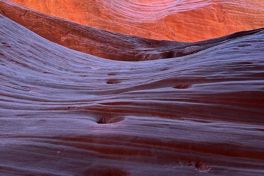 Un cañón con formaciones rocosas estratificadas y un río sinuoso. 2