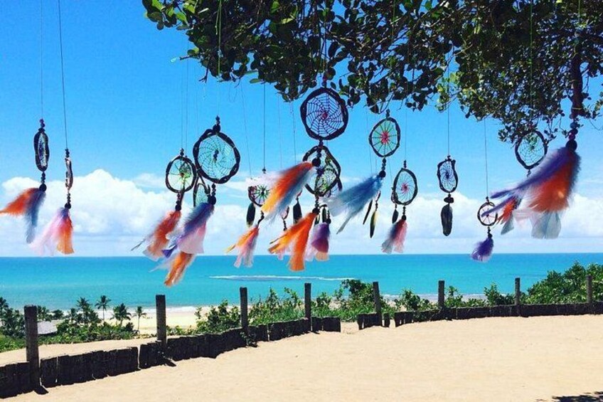 Ein Strand mit hängenden Traumfängern und Palmen. 5
