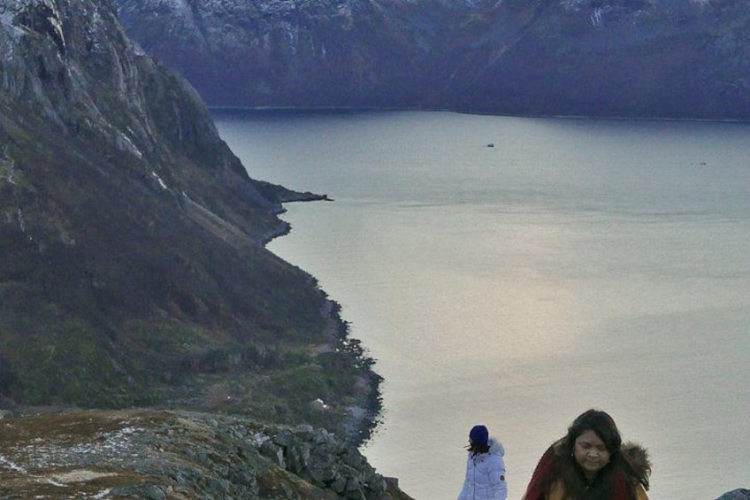 Un paysage montagneux avec un lac. 3