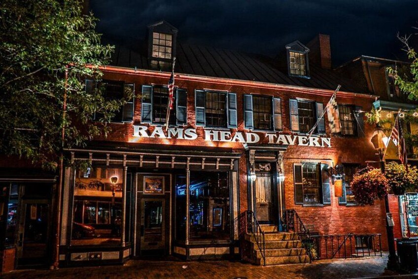 Rams Head Tavern, con fachada de ladrillo, ventanas grandes y mesas al aire libre. 3
