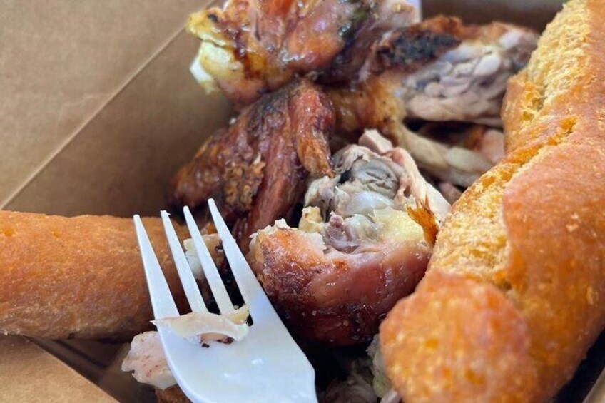 Una scatola di cartone con pollo fritto e una fetta di pane. 2