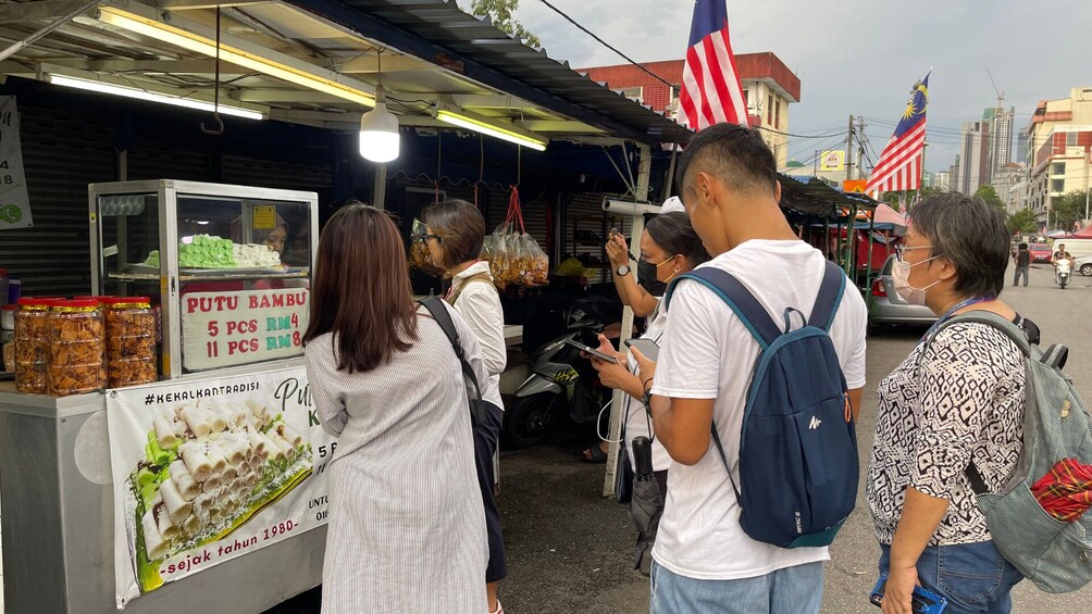 Afternoon Walking Food Tour of Central Market & Kampong Bahru with Tastings