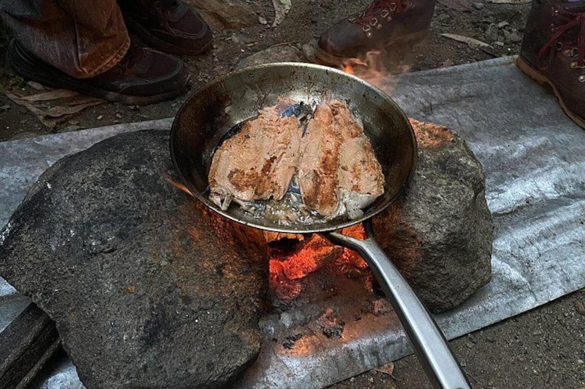 Una padella su fuoco vivo con cibo in cottura. 4