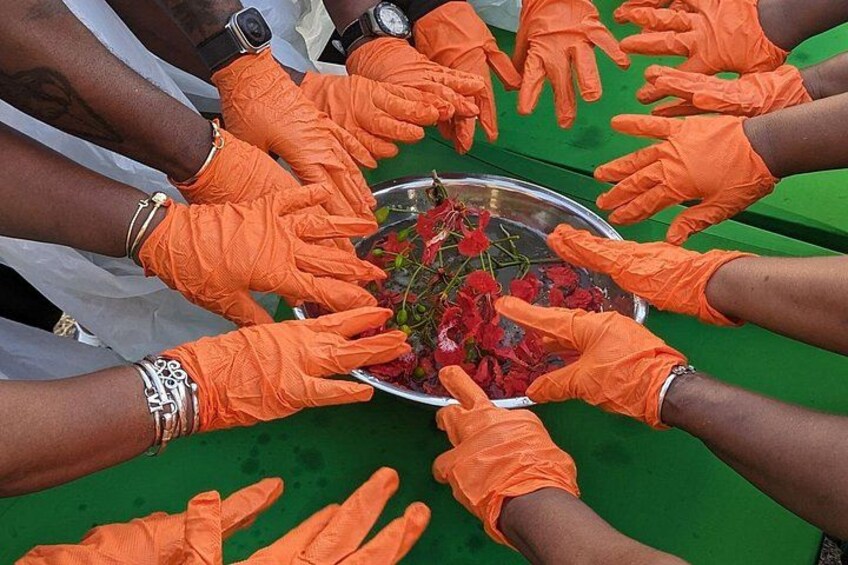 The More Hands The Better To Clean Crabs 5