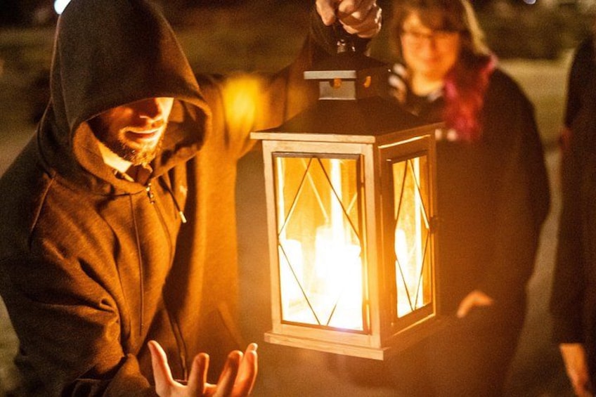 Iemand houdt een lichtgevende lantaarn vast. 1
