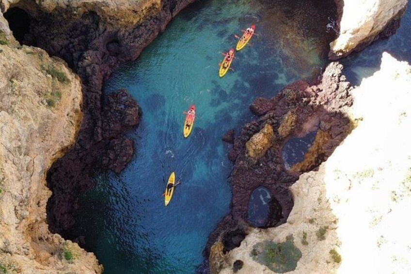 Kayakistas en una vía acuática estrecha rodeada de acantilados rocosos. 1