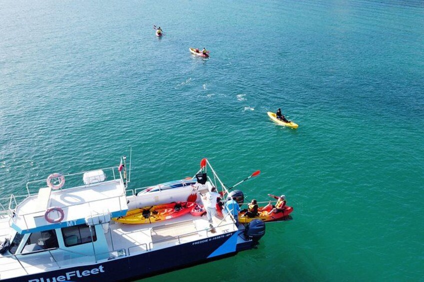 Un bote con gente haciendo kayak en el agua. 4